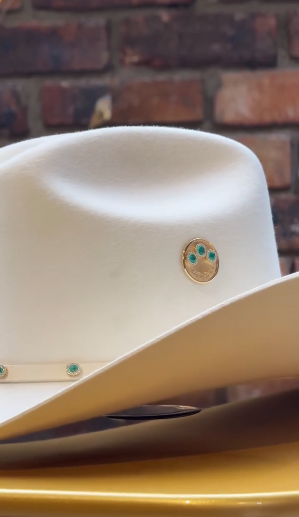Sombrero de Oro con Esmeraldas 360