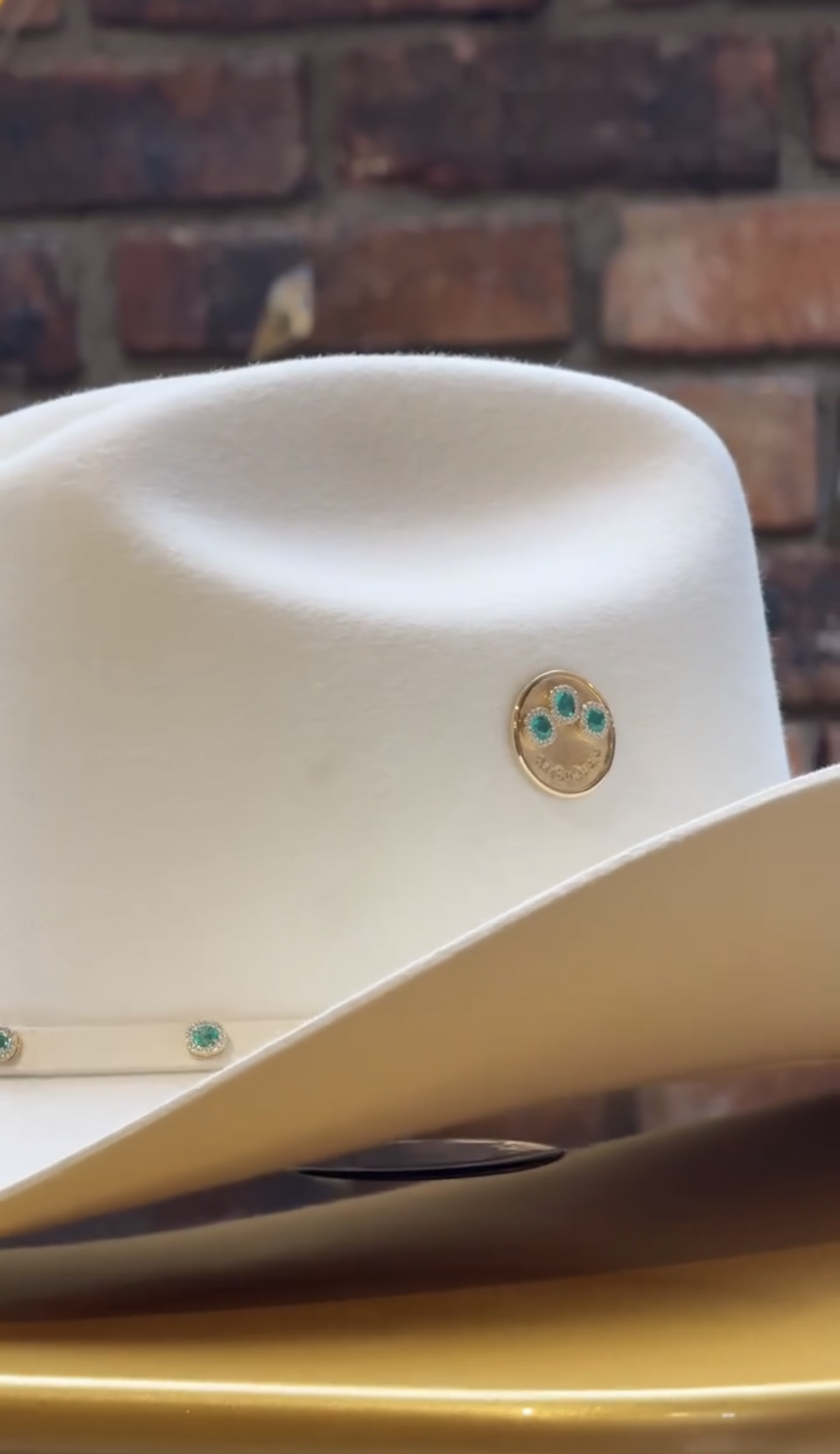 Sombrero de Oro con Esmeraldas 360