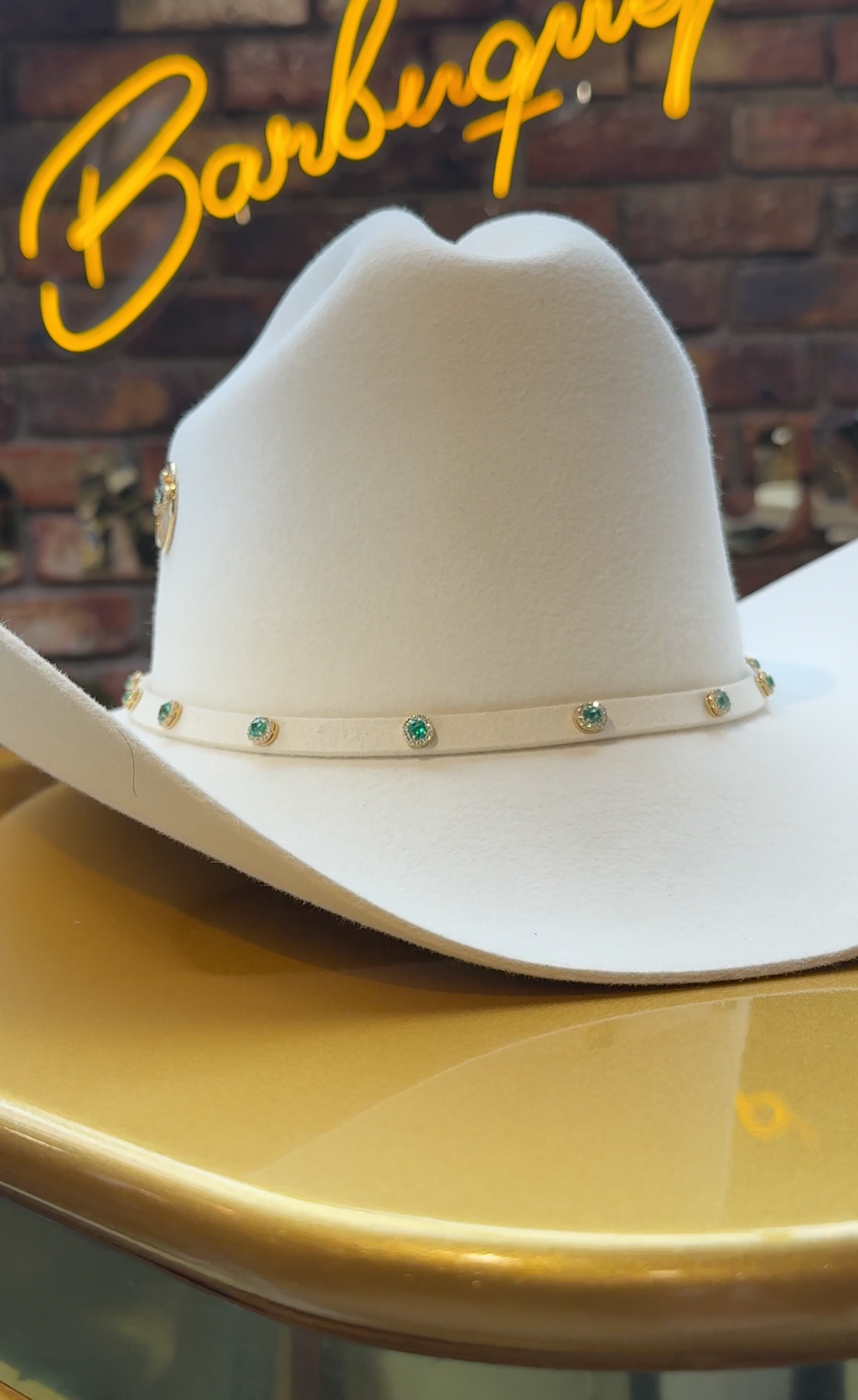 Sombrero de Oro con Esmeraldas 360