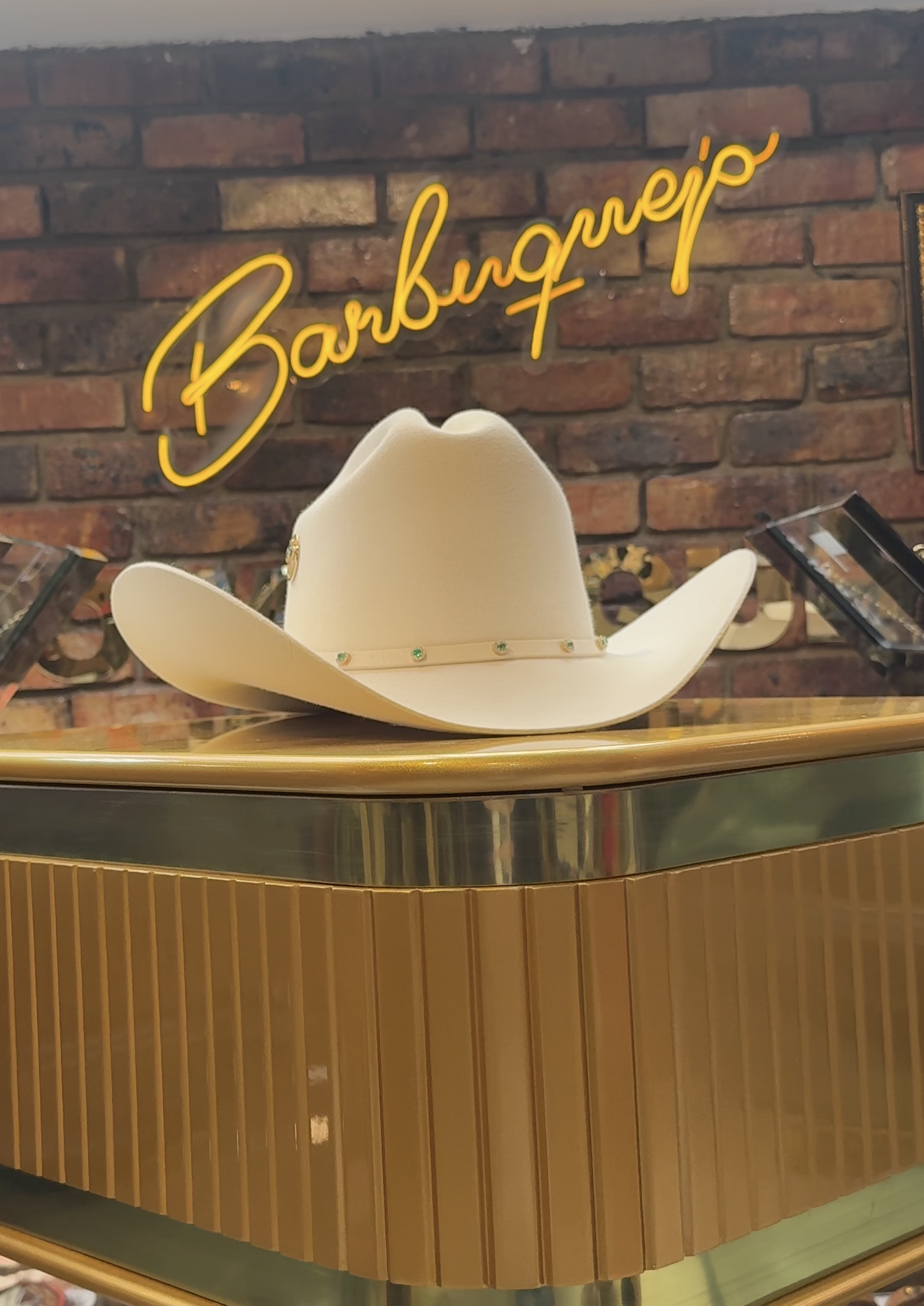 Sombrero de Oro con Esmeraldas 360