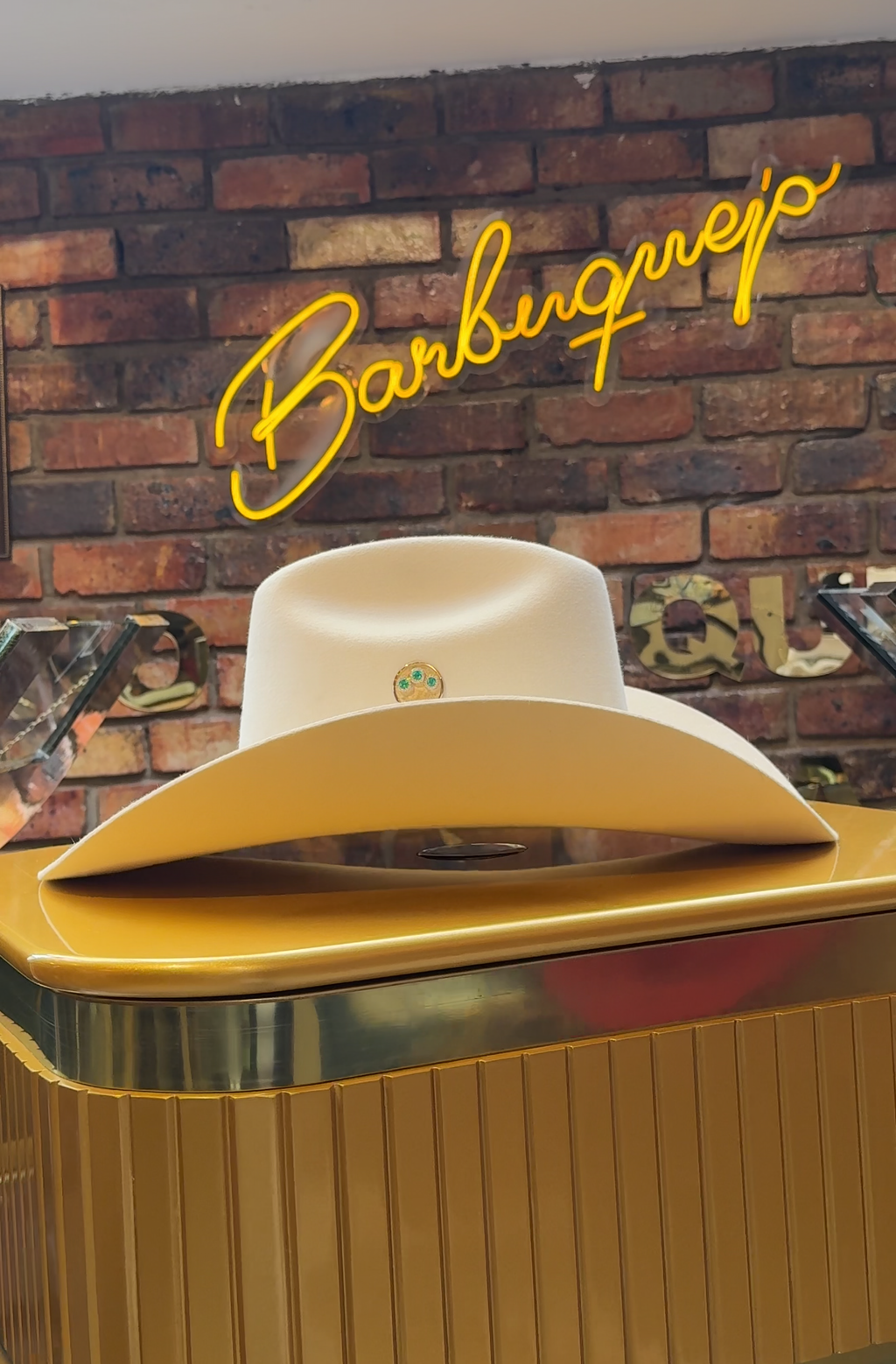 Sombrero de Oro con Esmeraldas 360
