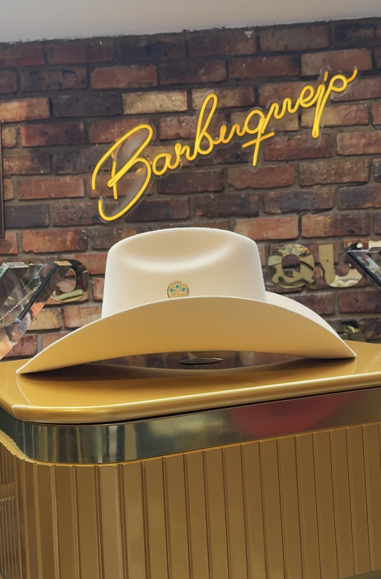 Sombrero de Oro con Esmeraldas 360
