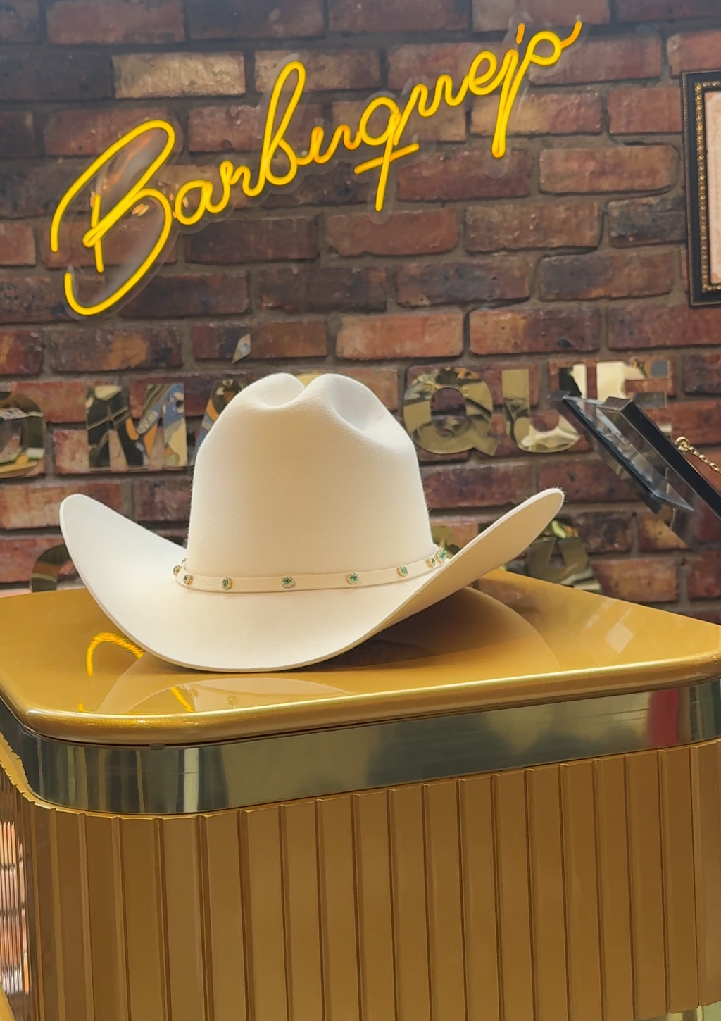 Sombrero de Oro con Esmeraldas 360