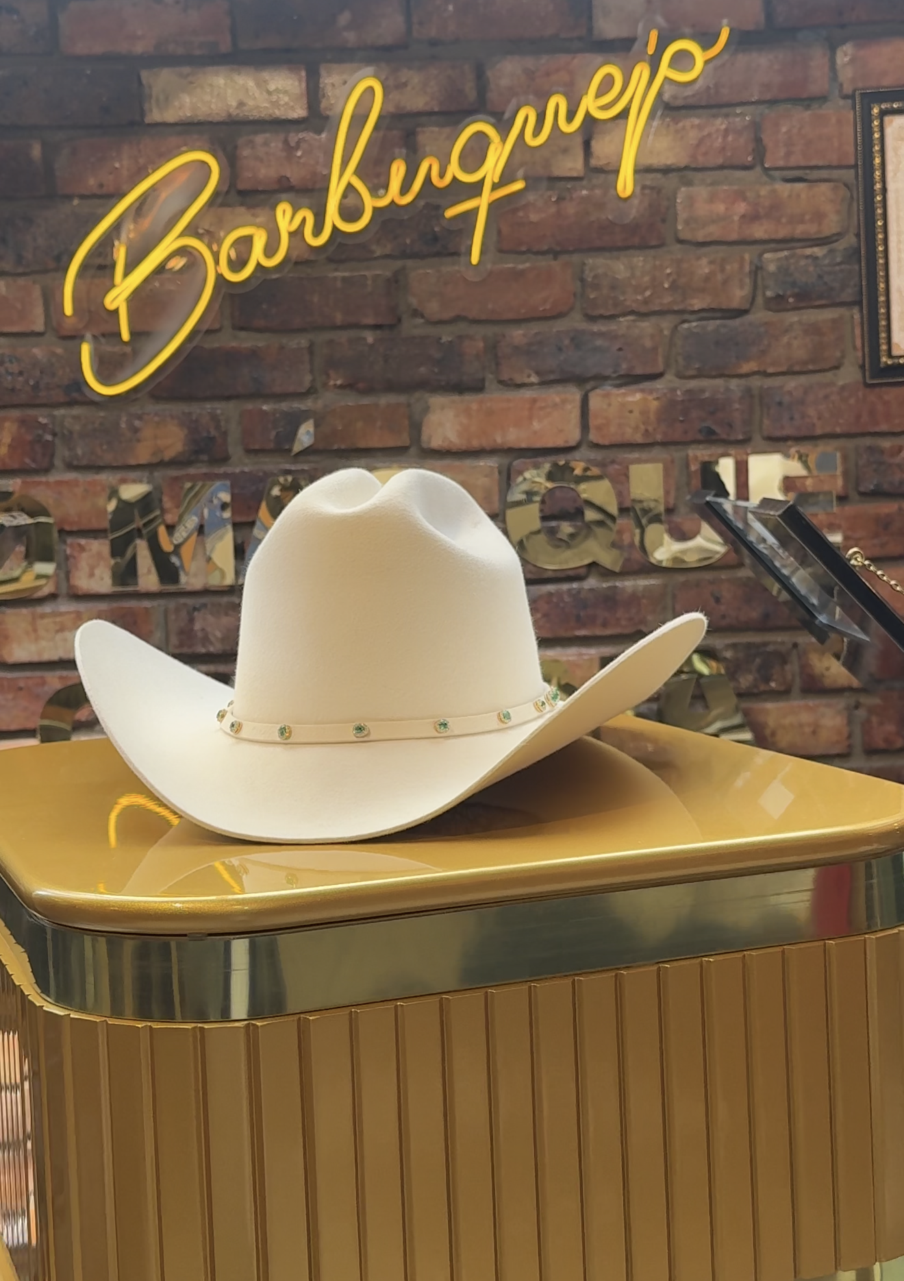 Sombrero de Oro con Esmeraldas 360
