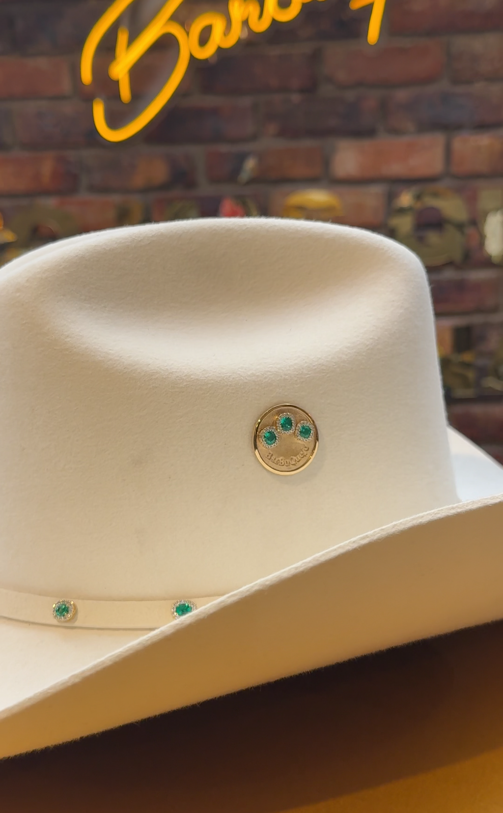 Sombrero de Oro con Esmeraldas 360