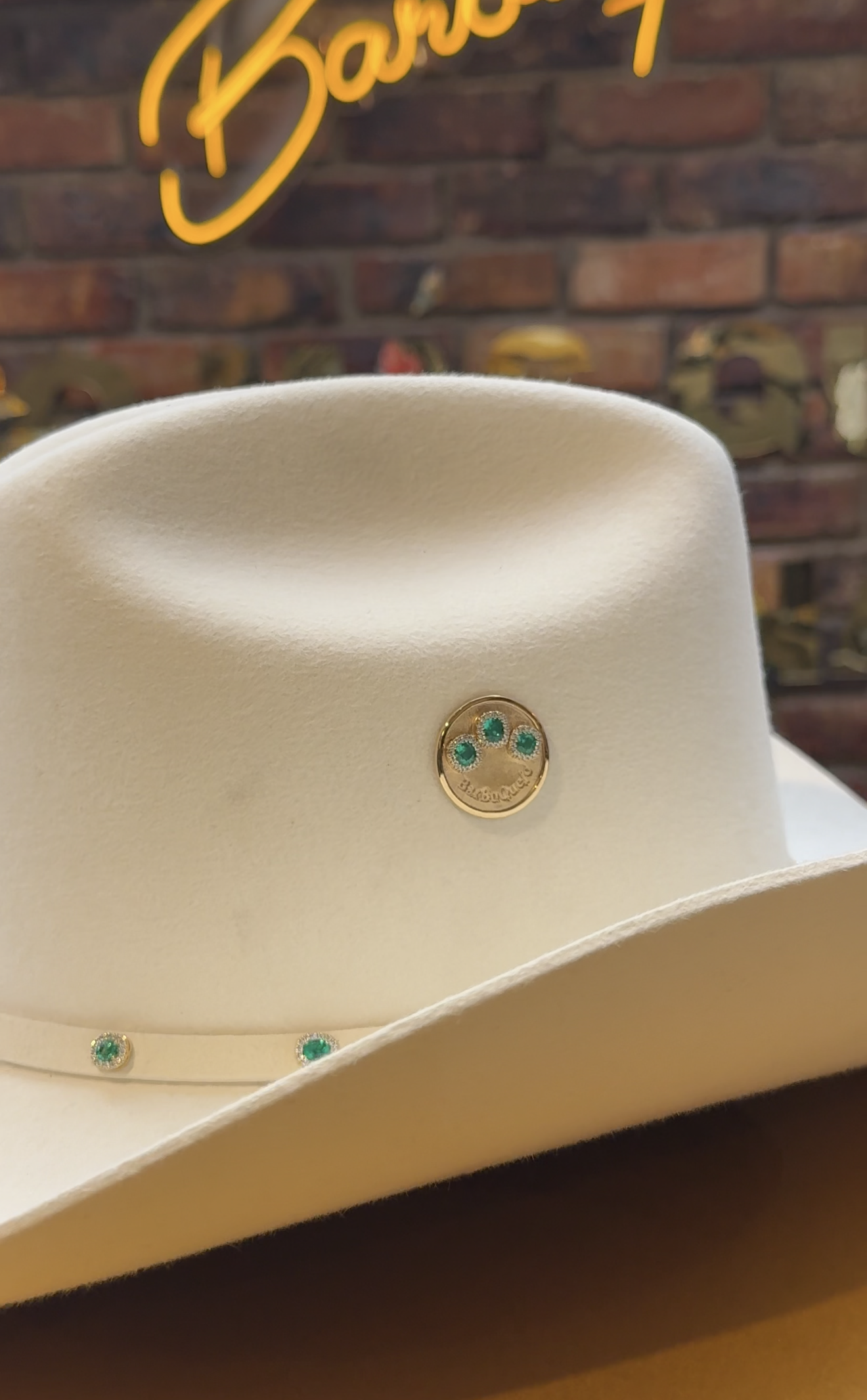 Sombrero de Oro con Esmeraldas 360